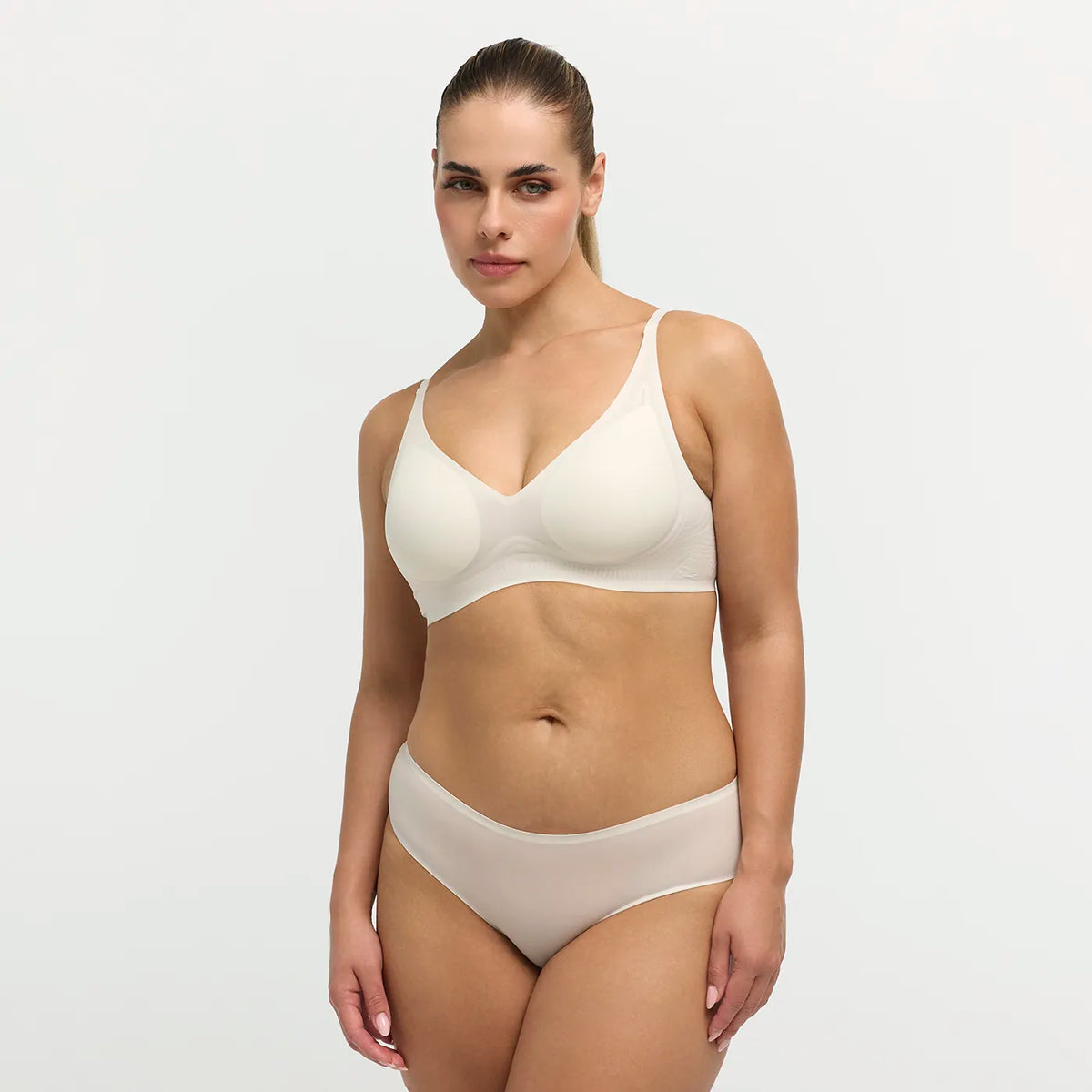 Das Model ist 1,67m groß und trägt Größe M.