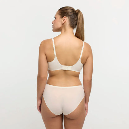 Das Model ist 1,67 m groß und hat die Körbchengröße 80C