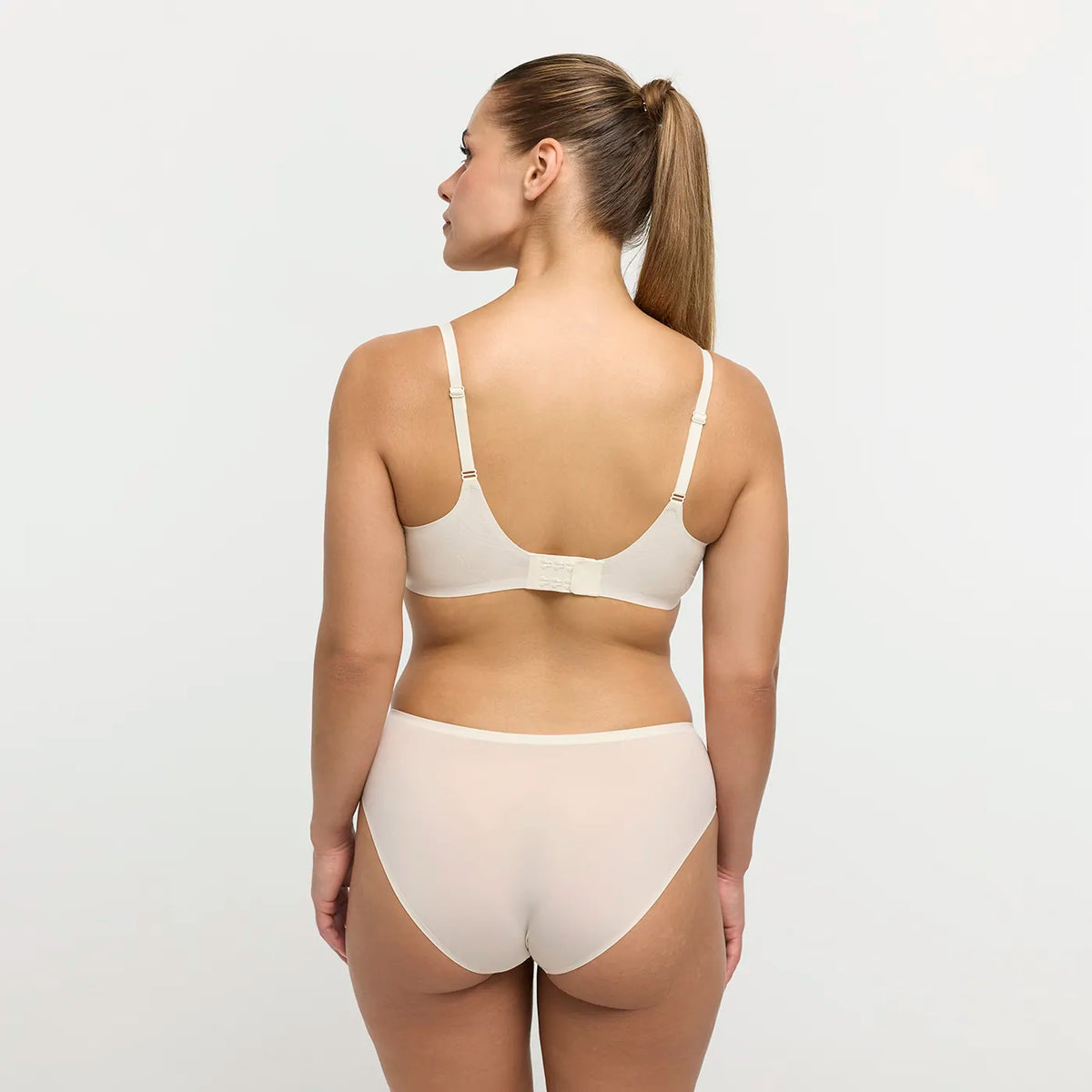 Das Model ist 1,67m groß und trägt Größe M.