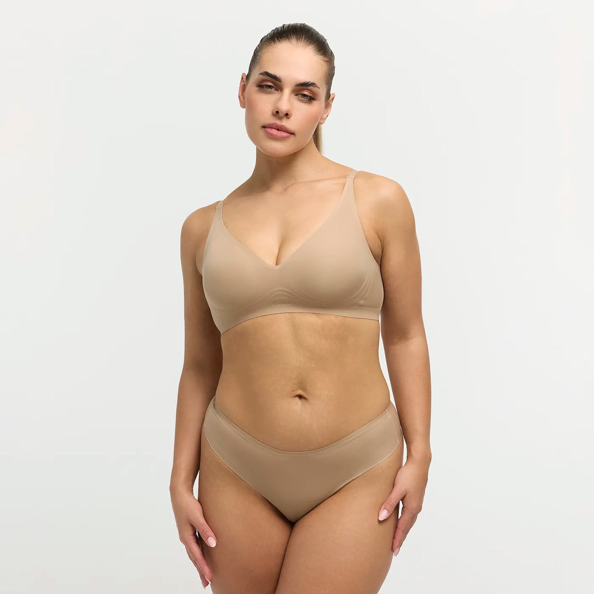 Das Model ist 1,67m groß und trägt Größe M.