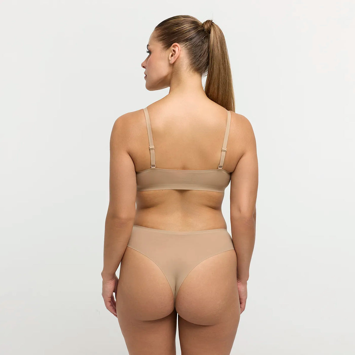 Das Model ist 1,67m groß und trägt Größe M.