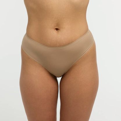 Das Model ist 1,67m groß und trägt Größe M.