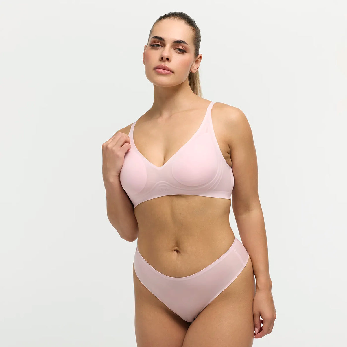 Das Model ist 1,67m groß und trägt Größe M.