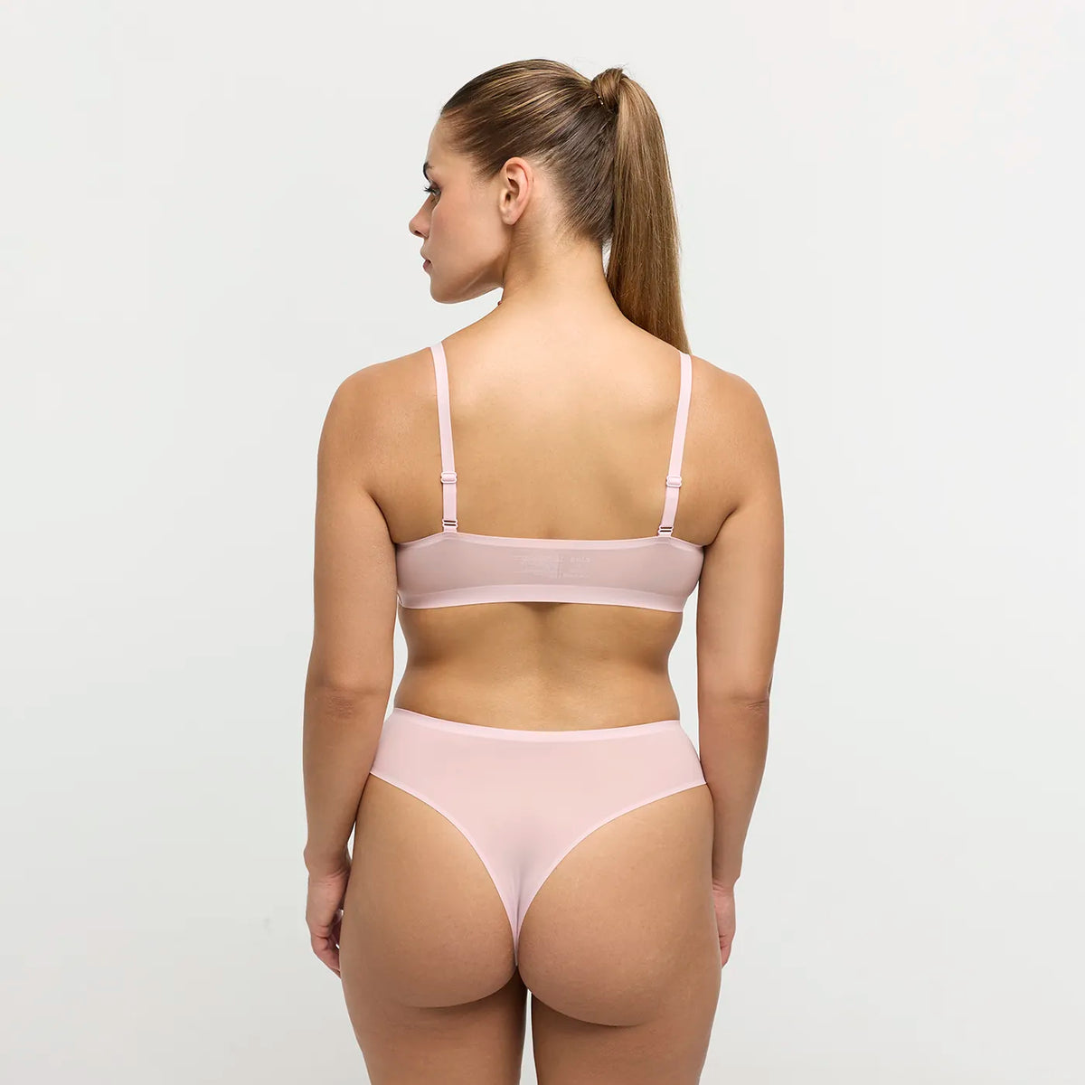 Das Model ist 1,67m groß und trägt Größe M.