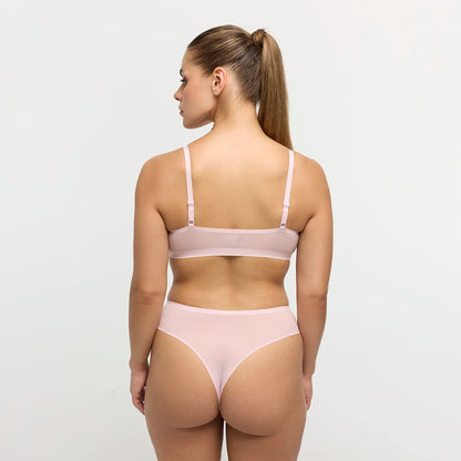 Das Model ist 1,67m groß und trägt Größe M.